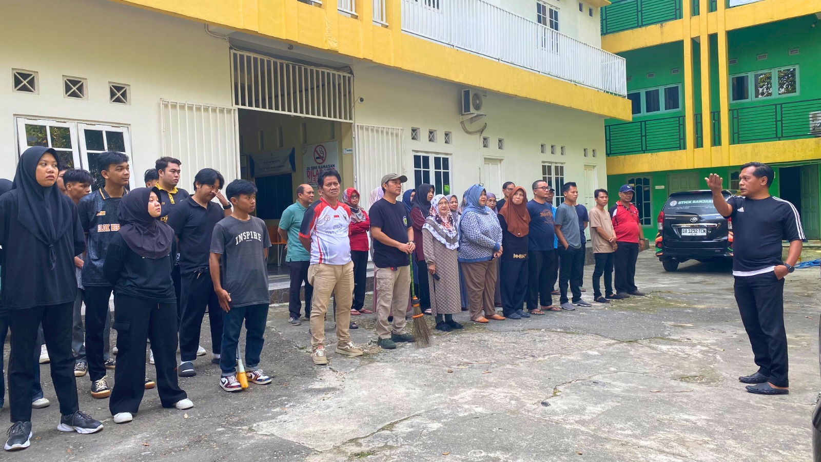 Dari Kampus untuk Bumi: STMIK Banjarbaru Ikut Bergerak di World Cleanup Day 2025